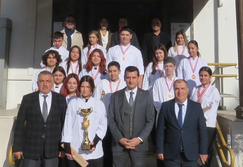 Yılay Hakan Çeken Mesleki ve Teknik Anadolu Lisesi; birincilik kupası ve 17 madalya kazanarak Urla'nın gurur kaynağı oldu.